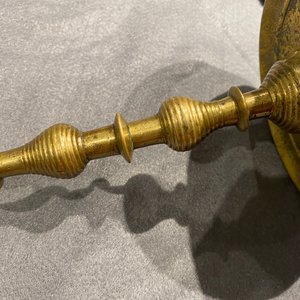 Deux bougeoirs en bronze, Flandres ou Pays-Bas, 16ème — photo 15