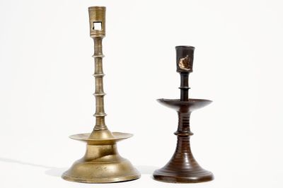 Deux bougeoirs gothiques en bronze, Flandres ou Pays-Bas, 15/16ème