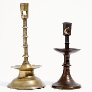 Deux bougeoirs gothiques en bronze, Flandres ou Pays-Bas, 15/16ème — photo 1