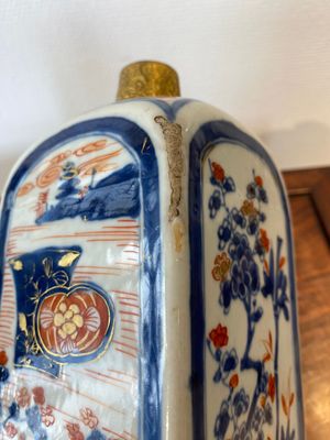 Deux bouteilles de forme carrée en porcelaine de Chine de style Imari, Kangxi — photo 12