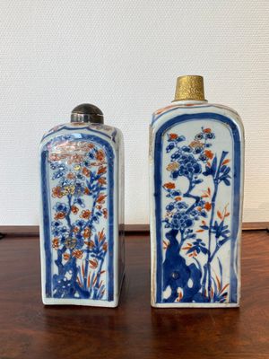 Deux bouteilles de forme carrée en porcelaine de Chine de style Imari, Kangxi — photo 2