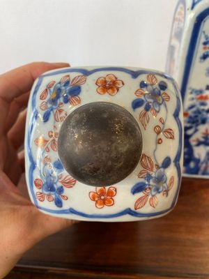 Deux bouteilles de forme carrée en porcelaine de Chine de style Imari, Kangxi — photo 5