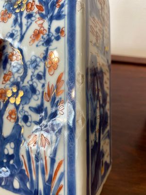 Deux bouteilles de forme carrée en porcelaine de Chine de style Imari, Kangxi — photo 9