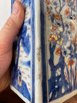 Deux bouteilles de forme carrée en porcelaine de Chine de style Imari, Kangxi — photo 10