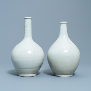 Deux bouteilles en porcelaine d'Arita en blanc monochrome, Japon, Edo, 17ème — photo 4