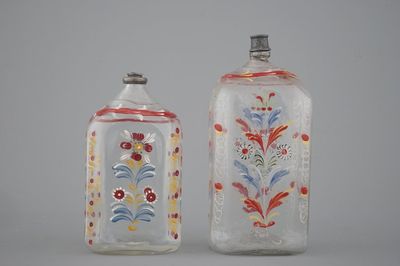 Deux bouteilles en verre émaillé allemande, 18ème siècle