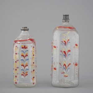 Deux bouteilles en verre émaillé allemande, 18ème siècle — photo 4