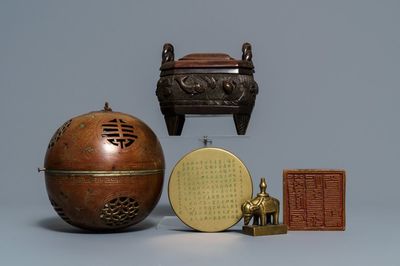 Deux brûle-parfums en bronze, deux sceaux et une boîte à inscription, Chine, 19/20ème