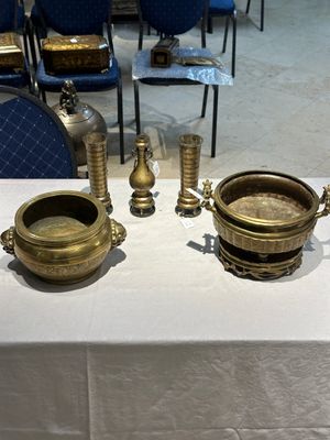 Deux brûle-parfums en bronze, un sur socle et trois vases, marque de Xuande, 19/20ème — photo 1