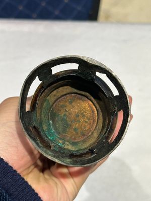 Deux brûle-parfums en bronze, un sur socle et trois vases, marque de Xuande, 19/20ème — photo 16