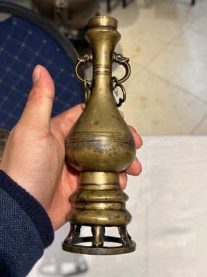 Deux brûle-parfums en bronze, un sur socle et trois vases, marque de Xuande, 19/20ème — photo 17