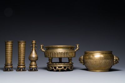 Deux brûle-parfums en bronze, un sur socle et trois vases, marque de Xuande, 19/20ème