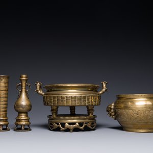 Deux brûle-parfums en bronze, un sur socle et trois vases, marque de Xuande, 19/20ème — photo 1