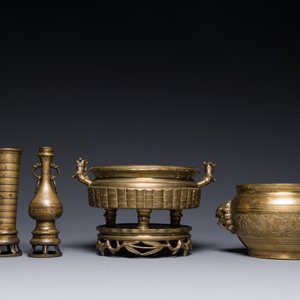 Deux brûle-parfums en bronze, un sur socle et trois vases, marque de Xuande, 19/20ème — photo 2