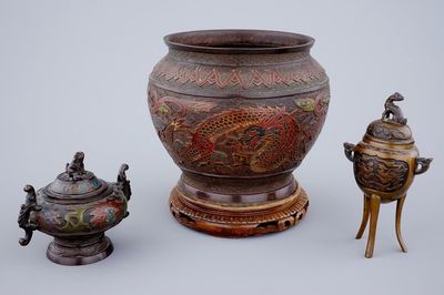 Deux brûle-parfums et une jardinière en cloisonné, Chine, 19/20ème