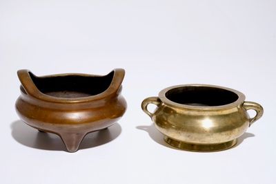 Deux brûle-parfums tripods en bronze, Chine, 19/20ème