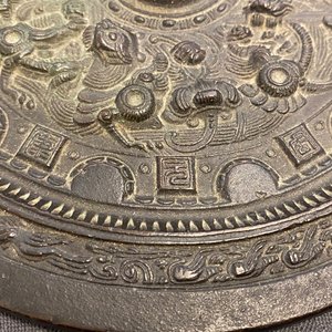 Deux brûle-parfums, un vase et un miroir en bronze, Chine, Ming et après — photo 15