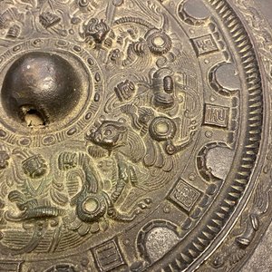 Deux brûle-parfums, un vase et un miroir en bronze, Chine, Ming et après — photo 18