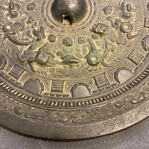 Deux brûle-parfums, un vase et un miroir en bronze, Chine, Ming et après — photo 19