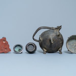Deux brûle-parfums, un vase et un miroir en bronze, Chine, Ming et après — photo 9