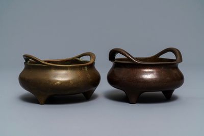 Deux brûles-parfum tripods en bronze, marque de Xuande, Chine, 19ème
