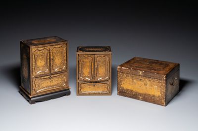 Deux cabinets miniatures et un coffret en laque noire et dorée, Canton, Chine, 19ème
