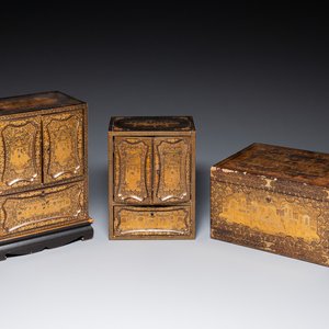 Deux cabinets miniatures et un coffret en laque noire et dorée, Canton, Chine, 19ème — photo 1