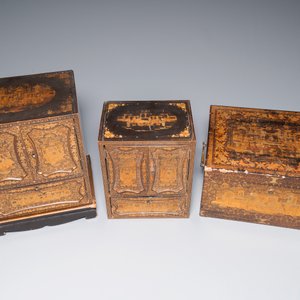 Deux cabinets miniatures et un coffret en laque noire et dorée, Canton, Chine, 19ème — photo 6