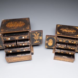 Deux cabinets miniatures et un coffret en laque noire et dorée, Canton, Chine, 19ème — photo 9