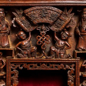 Deux cadres en bois sculpté à décor de dragons et de figures, Chine, vers 1900 — photo 5