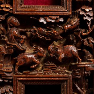 Deux cadres en bois sculpté à décor de dragons et de figures, Chine, vers 1900 — photo 6