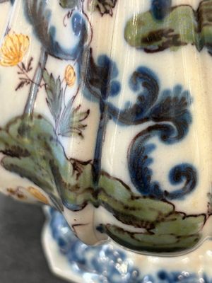 Deux cafetières couvertes en faïence polychrome italienne, Pesaro, 18ème — photo 5