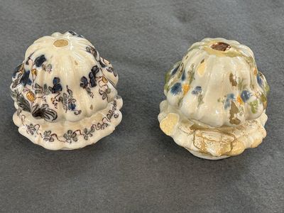 Deux cafetières couvertes en faïence polychrome italienne, Pesaro, 18ème — photo 8