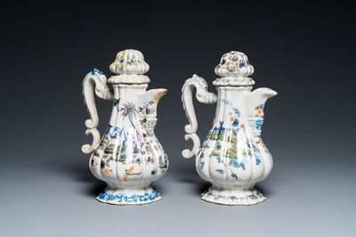 Deux cafetières couvertes en faïence polychrome italienne, Pesaro, 18ème