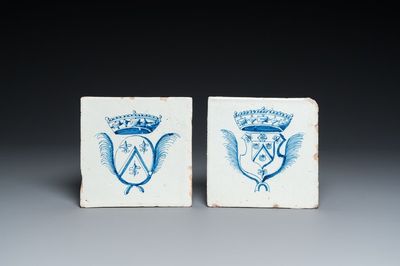 Deux carreaux armoriés en faïence de Delft en bleu et blanc aux armes de Huyssen et Van Der Nisse, 17ème