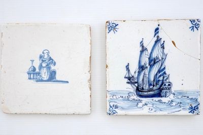 Deux carreaux en faïence de Delft aux décors d'un navire et d'un Chinois catholique, 17/18ème