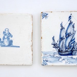 Deux carreaux en faïence de Delft aux décors d'un navire et d'un Chinois catholique, 17/18ème — photo 1
