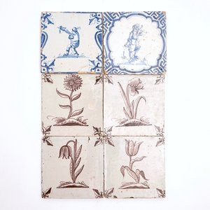 Deux carreaux en faïence de Delft bleu et blanc, 17ème, et quatre carreaux floraux en manganèse, 18ème — photo 1