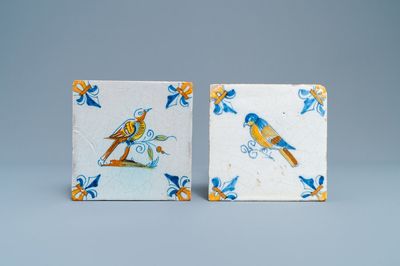 Deux carreaux en faïence de Delft polychrome figurant des oiseaux, 17ème