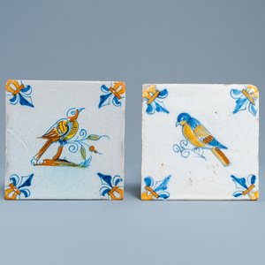 Deux carreaux en faïence de Delft polychrome figurant des oiseaux, 17ème — photo 1