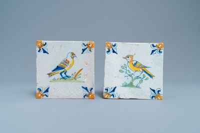 Deux carreaux en faïence de Delft polychrome figurant des oiseaux, 17ème