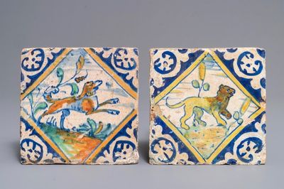 Deux carreaux en majolique à décor d'un ours et d'un chien, Anvers ou Middelbourg, fin du 16ème