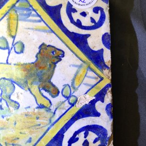 Deux carreaux en majolique à décor d'un ours et d'un chien, Anvers ou Middelbourg, fin du 16ème — photo 4