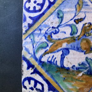 Deux carreaux en majolique à décor d'un ours et d'un chien, Anvers ou Middelbourg, fin du 16ème — photo 7