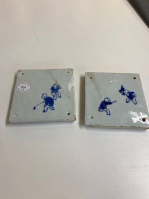 Deux carreaux en porcelaine de Chine en bleu et blanc à décor de garçons jouant, Kangxi — photo 1