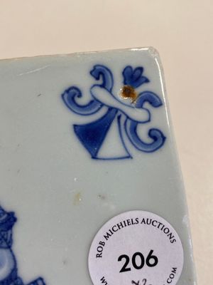 Deux carreaux en porcelaine de Chine en bleu et blanc à décor d'un lettré et d'un gardien, époque Transition — photo 17