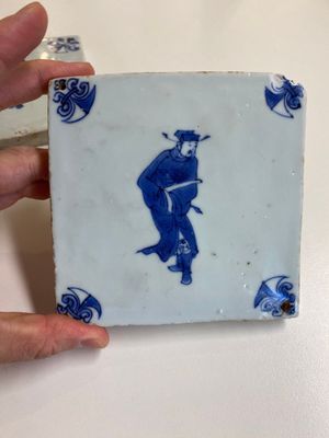 Deux carreaux en porcelaine de Chine en bleu et blanc à décor d'un lettré et d'un gardien, époque Transition — photo 2
