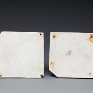 Deux carreaux en porcelaine de Chine en bleu et blanc à décor d'un lettré et d'un gardien, époque Transition — photo 2
