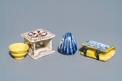 Deux chauferettes miniatures et un modèle d'une coquille en faïence de Delft, 18ème