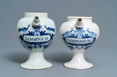 Deux chevrettes en faïence de Delft bleu et blanc, 18ème